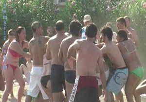 Antalya da 2 otelin çalışanları kavga etti, turistler ayırdı